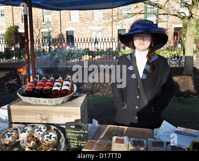 Jeune femme en costume vente de Noël au musée Beamish, Angleterre du Nord-Est, Royaume-Uni Banque D'Images