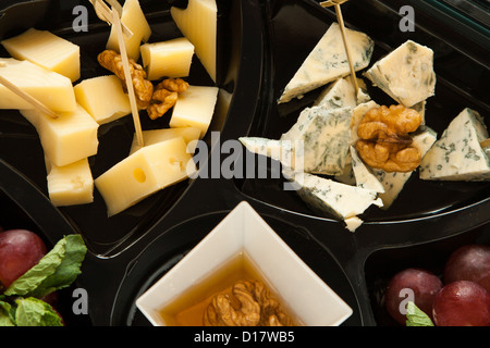 Fromage différent avec du miel et de noyer dans la case pour partie Banque D'Images