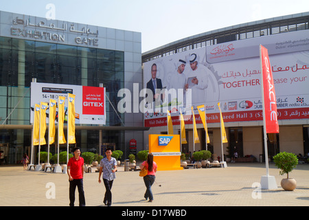 Dubai eau,Émirats Arabes Unis,Sheikh Zayed Road,World Trade Center,Convention Center,GITEX Technology week,special,English,Arabic,language,bilingue, Banque D'Images