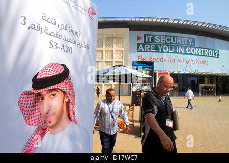 Dubai eau,Émirats Arabes Unis,Sheikh Zayed Road,World Trade Center,Convention Center,GITEX Technology week,special,English,Arabic,language,bilingue, Banque D'Images