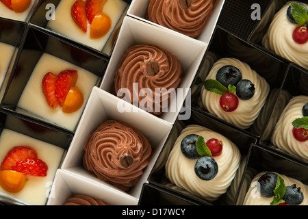 Sweet mini tartelettes en noir et blanc fort pour maison de vacances Banque D'Images