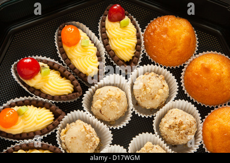 Sweet mini tartelettes en boîte noire pour les vacances Banque D'Images