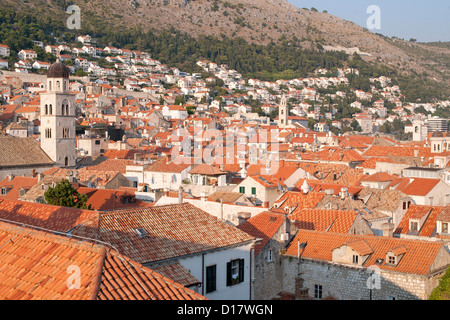 Vue sur les toits de la vieille ville dans la ville de Dubrovnik, sur la côte Adriatique de Croatie. Banque D'Images