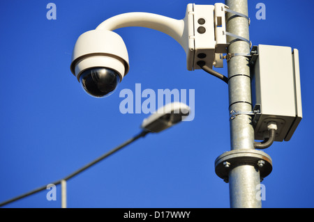 Hi-tech type dôme caméra via un ciel bleu Banque D'Images