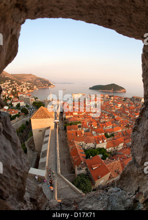 Vue depuis la Tour Minceta sur les toits de la vieille ville dans la ville de Dubrovnik, sur la côte Adriatique de Croatie. Banque D'Images