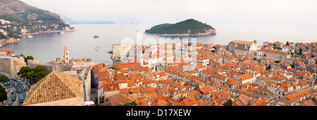 Vue sur les toits de la vieille ville dans la ville de Dubrovnik, sur la côte Adriatique de Croatie. Aussi visible est l'île de Lokrum. Banque D'Images