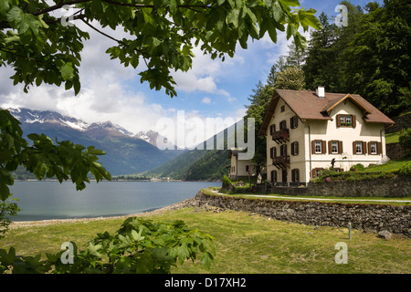 Villa près du lac Lago di Poschiavo dans les Alpes Suisses Banque D'Images