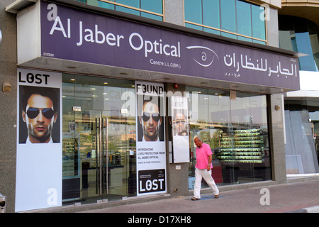 Dubai eau,Emirats Arabes Unis,Trade Center,Sheikh Zayed Road,optique,anglais,arabe,langue,bilingue,homme asiatique hommes hommes adultes,UAE121013082 Banque D'Images