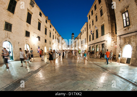 Les piétons marcher la nuit le long de la rue principale Stradun, dans la vieille ville de Dubrovnik, sur la côte Adriatique de Croatie. Banque D'Images