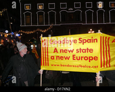 Manifestation le 10 décembre à la Plaça Sant Jaume de Barcelone contre la loi sur l'Éducation du gouvernement espagnol pour couper l'enseignement du catalan dans les écoles catalanes et laissez-le au niveau d'une langue étrangère et les manifestations sont également contre le ministre espagnol de l'éducation José Ignacio Wert. Banque D'Images