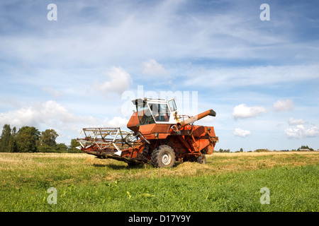 Vieux grain harvester travaillent encore dans le domaine Banque D'Images