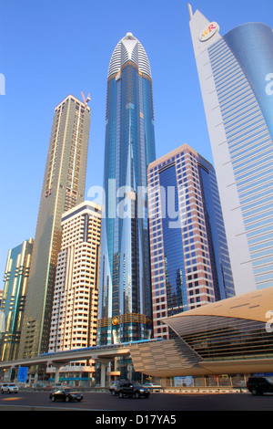 Dubai eau,Emirats Arabes Unis,Trade Center,Sheikh Zayed Road,Financial Center Station Metro,Red Line,metro,train,train,Rose Tower,Al Ghaya Tower,Ahm Banque D'Images