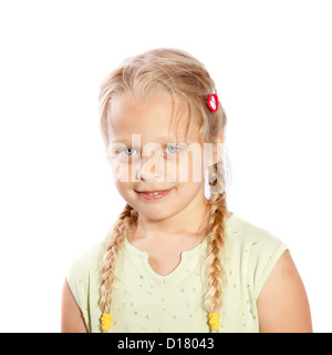 Une petite fille aux longues tresses sur un fond blanc Banque D'Images