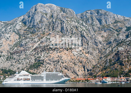 La ville de Kotor et la baie de Kotor au Monténégro. Banque D'Images