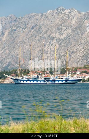 Grand voile navire ancré dans la baie de Kotor au Monténégro. Banque D'Images