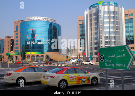 Dubai eau,Emirats Arabes Unis,Deira,Al Ithihad Road,trafic,bâtiments,ville Skyline,Al Naboodah Group,commercial Bank of Dubai,Anglais,arabe,langue Banque D'Images