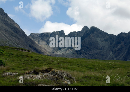 Une partie de la crête principale Cuillin y compris Sron na Ciche Sgurr Alasdair et Sgurr nan Eag du Rubh Dunain un sentier Banque D'Images