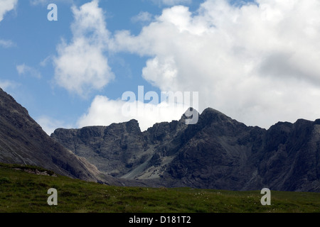 Une partie de la crête principale Cuillin y compris Sron na Ciche Sgurr Alasdair et Sgurr nan Eag du Rubh Dunain un sentier Banque D'Images