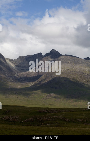 Une partie de la crête principale Cuillin y compris Sron na Ciche Sgurr Alasdair et Sgurr nan Eag du Rubh Dunain un sentier Banque D'Images