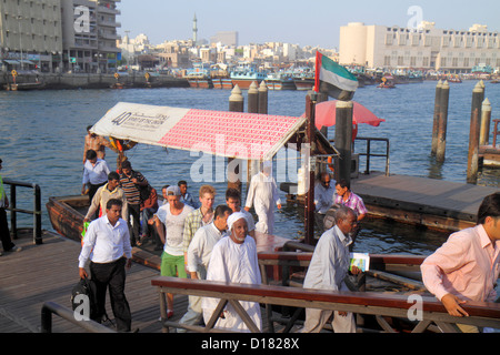 Dubai eau,Émirats Arabes Unis,Al Souqe Al Kabeer,Old Souq,marché,Dubai Creek,bateau-taxi,taxis,Deira,vue,passagers rider riders,ville skyli Banque D'Images