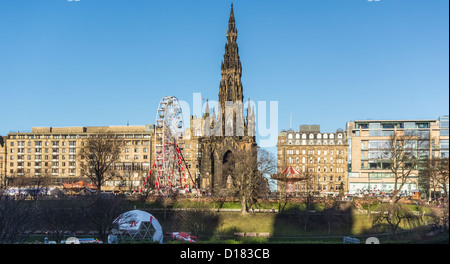 Vue sur 'Highland Village' dans l'Est des jardins de Princes Street à Édimbourg en Écosse avec animations de Noël Banque D'Images