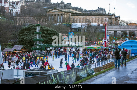 Vue sur l'Est des jardins de Princes Street à Édimbourg en Écosse avec skating & autres animations de Noël Banque D'Images