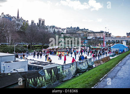 Vue sur l'Est des jardins de Princes Street à Édimbourg en Écosse avec skating & autres animations de Noël Banque D'Images