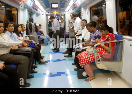 Dubai eau,Emirats Arabes Unis,Deira,Al Ghubaiba Station de métro,ligne verte,métro,train,train,homme asiatique hommes hommes,femme femmes,travailleur migrant,travail Banque D'Images