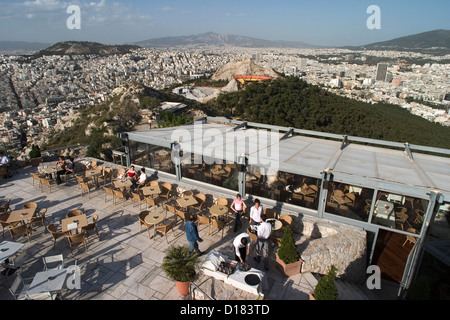 L'Europe, Grèce, Athènes, vue panoramique depuis la colline du Lycabette avec le restaurant et le théâtre lycabettus Banque D'Images