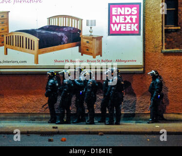 10 décembre 2012, Belfast, Irlande du Nord. Riot Squad de les préparer à aller à l'encontre des émeutiers. Autour de 150 loyalistes ont tourné à la violence après une protestation de rétablir l'Union Flag sur Belfast City Hall. Banque D'Images