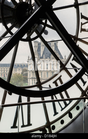 Vue à travers l'horloge géante dans le musée d'Orsay au Musée du Louvre et les bâtiments de Paris France Banque D'Images