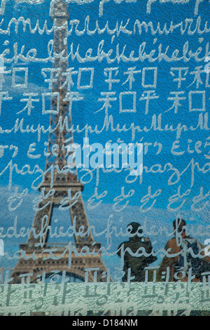 "Paix" écrit en 32 langues sur le mur pour la paix" Monument situé entre la Tour Eiffel et l'Ecole Militaire, Paris France Banque D'Images