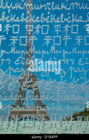 "Paix" écrit en 32 langues sur le mur pour la paix" Monument situé entre la Tour Eiffel et l'Ecole Militaire, Paris France Banque D'Images