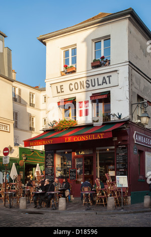 Coin salon en plein air au café Le Consulat le long de la Rue Norvins à Montmartre, Paris France Banque D'Images