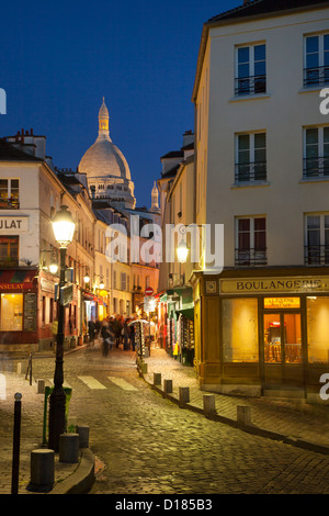 Crépuscule dans les rues pavées de Montmartre avec Tour de la Basilique du Sacré-cœur au-delà, Paris, France Banque D'Images