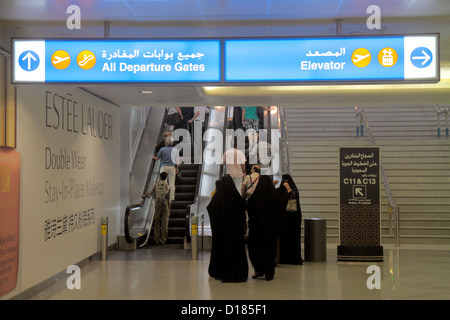 Dubai eau,Emirats Arabes Unis,Dubai International Airport,porte,terminal,anglais,arabe,langue,bilingue,panneau,portes de départ,ascenseur,UAE12101 Banque D'Images