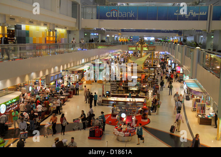 Dubai eau,Émirats Arabes Unis,aéroport international de Dubaï,porte,terminal Sheikh Rashid,shopping shopper shoppers shopping magasins marché Banque D'Images