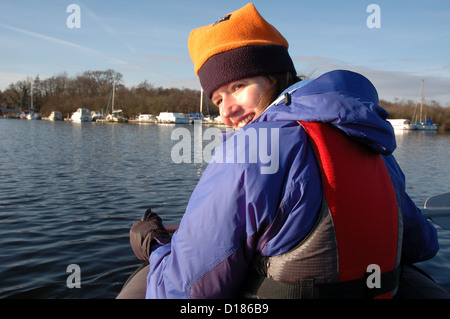 Jeune femme en canoë gonflable Sevylor Colorado Premium sur Malthouse Large, Norfolk Broads, Parc National Banque D'Images