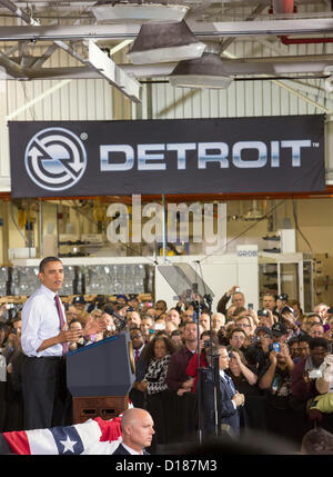 Redford, Michigan - Le président Barack Obama s'exprime sur l'économie pour les membres de l'organisation des travailleurs de l'automobile à l'usine de Detroit Diesel. Il a dit que le Congrès a besoin d'augmenter les impôts sur les riches dans le cadre de négociations pour éviter le "fiscal cliff". Banque D'Images