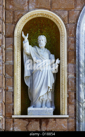 Italie, Sicile, Tindari, Sanctuaire de Sainte Marie, l'une des statues en marbre de la cathédrale avant de Banque D'Images