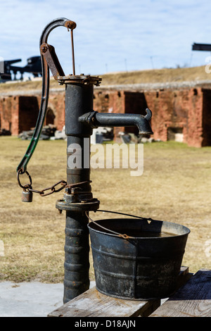 Une pompe de puits dans la région de Fort Clinch, Fort Clinch State Park, Fernandina Beach, Amelia Island, Floride, USA Banque D'Images