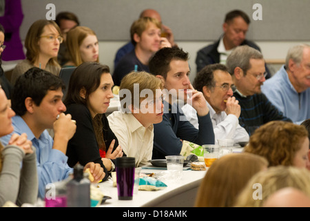 Groupe d'étudiants dont les divers groupes d'âge d'écouter des conférences dans la salle de classe de l'université Banque D'Images