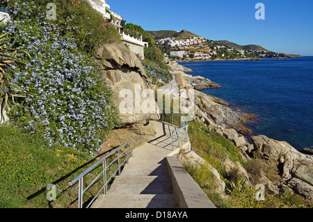 Sentier du littoral méditerranéen de Rosas Canyelles au village de Costa Brava, Catalogne, Espagne Banque D'Images