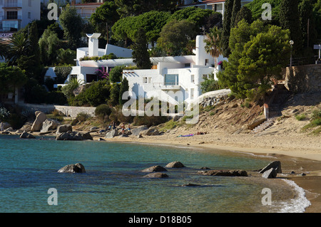 Plage méditerranéenne avec belle maison à village de Canyelles Costa Brava, Catalogne, Espagne Banque D'Images