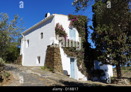 Maison typique avec un bougainvillier, Cadaques village sur le littoral méditerranéen, Costa Brava, Catalogne, Espagne Banque D'Images