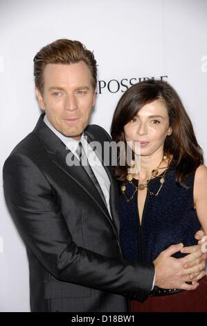 Ewan McGregor, Eve Mavrakis aux arrivées de l'IMPOSSIBLE Premiere, Cinerama Dome à l'Arclight Hollywood, Los Angeles, CA, 10 décembre 2012. Photo par : Michael Germana/Everett Collection Banque D'Images