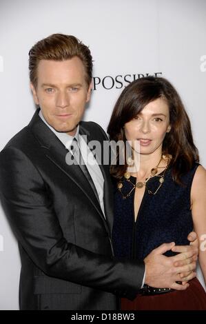 Ewan McGregor, Eve Mavrakis aux arrivées de l'IMPOSSIBLE Premiere, Cinerama Dome à l'Arclight Hollywood, Los Angeles, CA, 10 décembre 2012. Photo par : Michael Germana/Everett Collection Banque D'Images