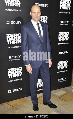 10 décembre 2012 - Los Angeles, Californie, États-Unis - Mark Strong assistant à la première de LosAngeles '' Zero Dark Thirty'' tenue à l'Kodak Theater à Hollywood, Californie le 10 décembre 2012. 2012.(Image Crédit : © D. Long/Globe Photos/ZUMAPRESS.com) Banque D'Images