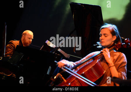 Compositeur islandais Johann Johannsson et violoncelliste islandaise Hildur Gudnadottir effectuer à Prague, en République tchèque, le 10 décembre 2012. (Photo/CTK Katerina Sulova) Banque D'Images