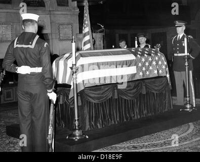 L'ancien président Herbert Hoover's coffin drapée du drapeau. Les gardes d'honneur des forces armées entourent le cercueil à l'église de Saint-barthélemy, Banque D'Images